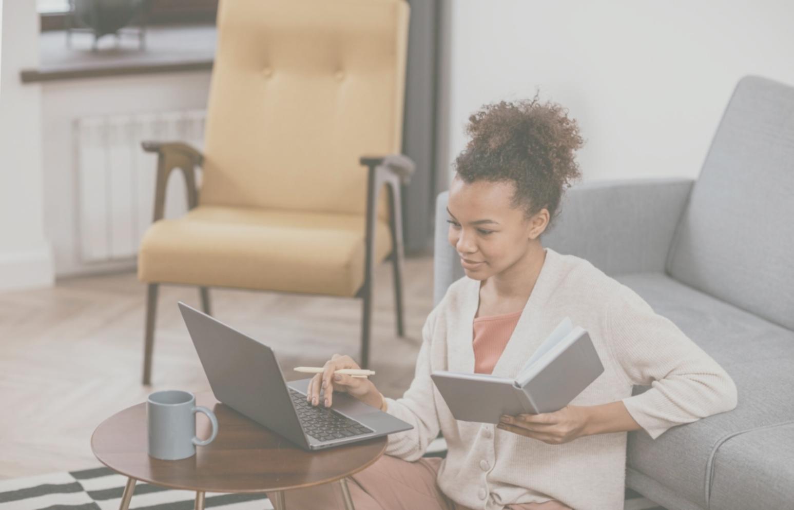Personne organisant ses finances personnelles avec méthode